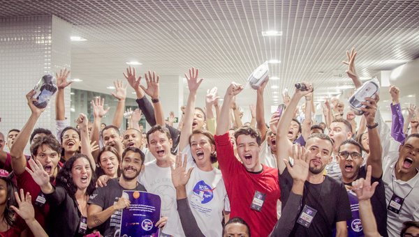 Equipe e participantes comemorando no NASA Space Apps em Salvador