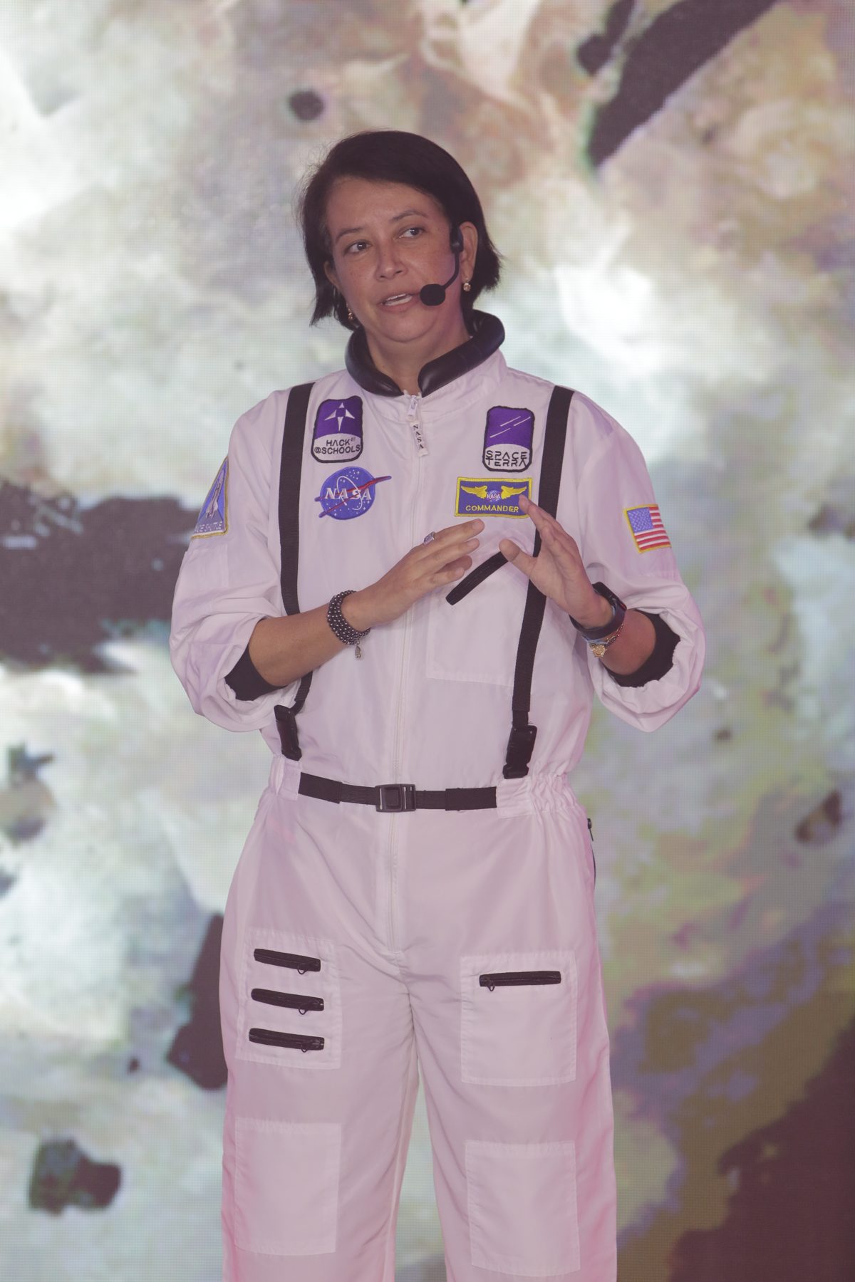 Leka Hattori palestrando com traje de astronauta