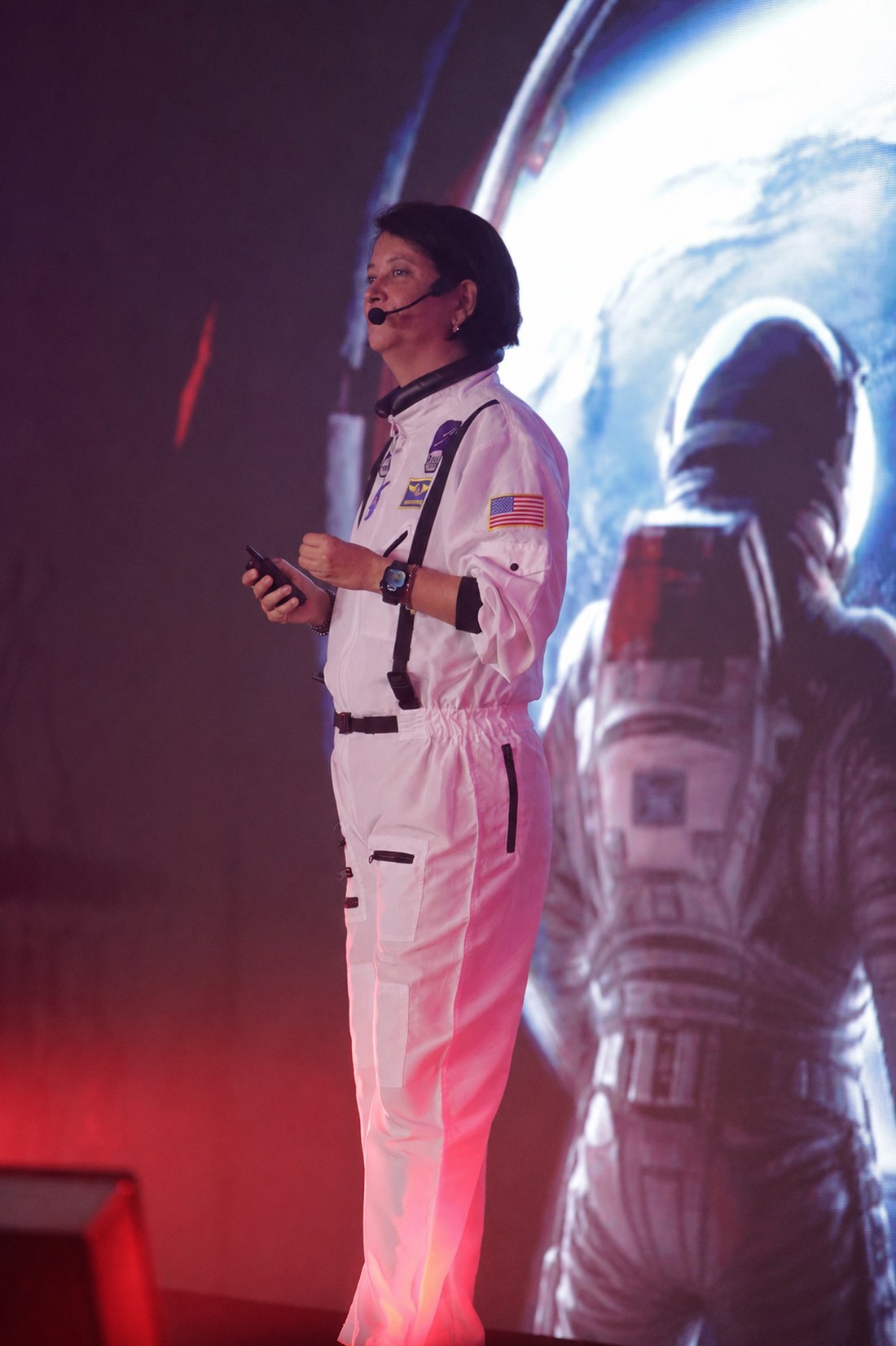 Leka Hattori no palco com projeção de astronauta ao fundo