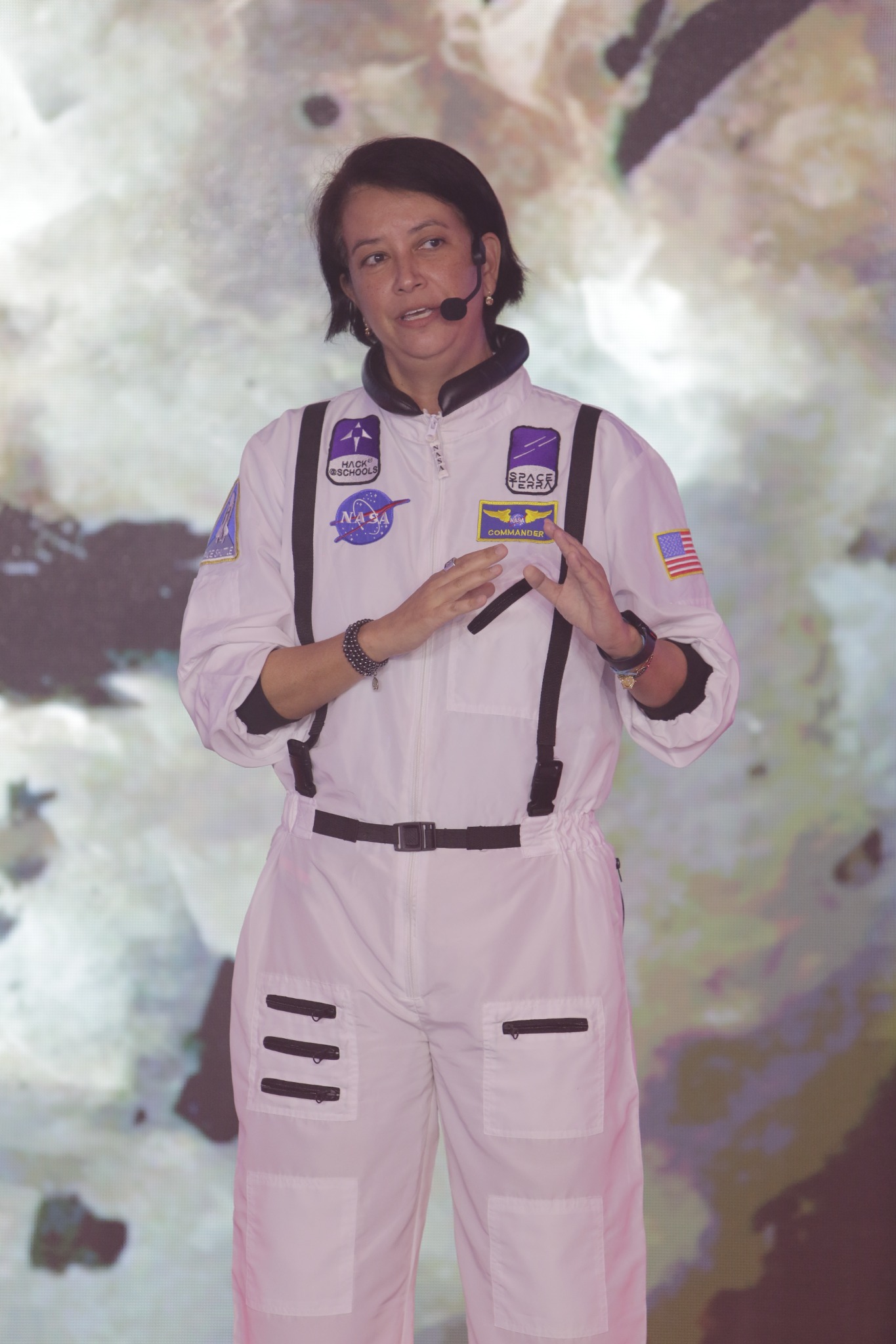 Leka Hattori palestrando com traje de astronauta